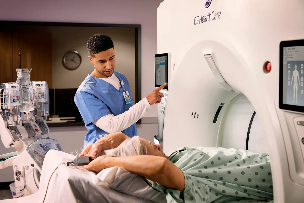 Patientin auf dem Untersuchungstisch eines GE Revolution CT, daneben die Darstellung der Herzkranzgefäße.