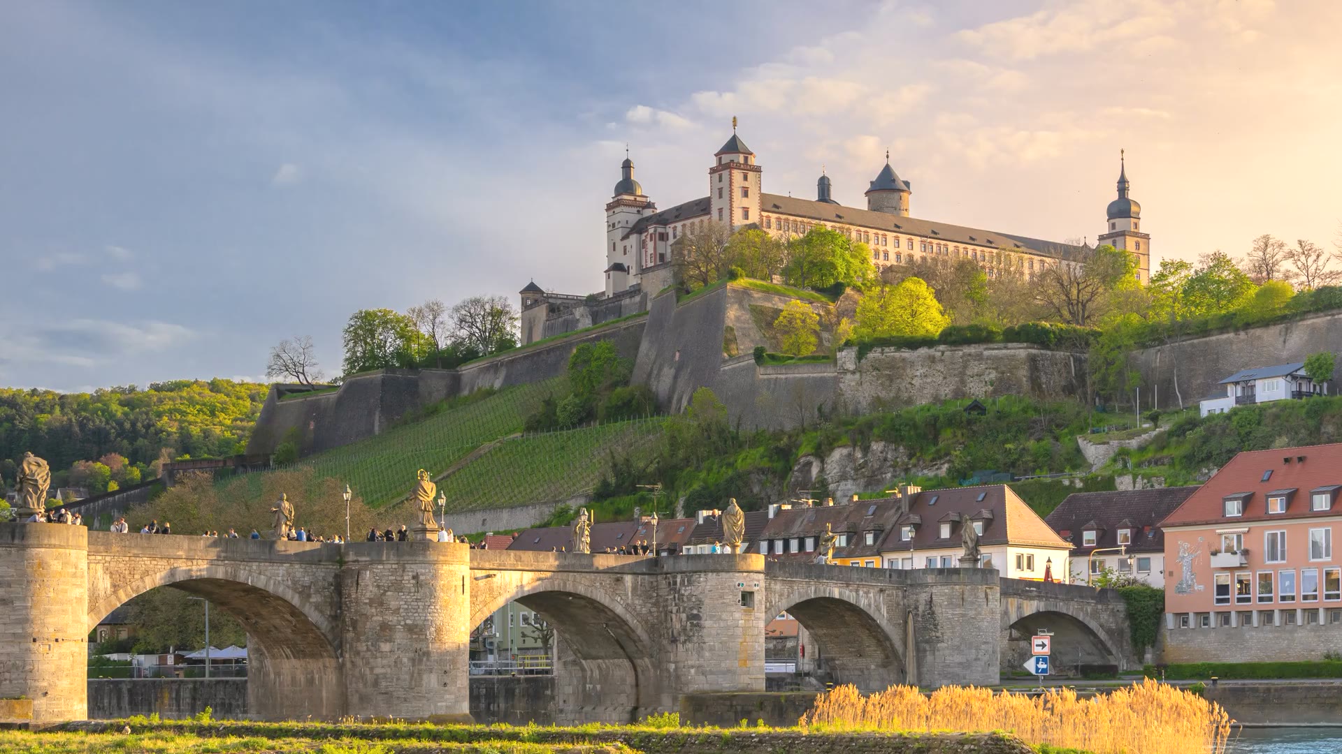Würzburg mit Festung Marienberg und der Alten Mainbrücke über dem Main