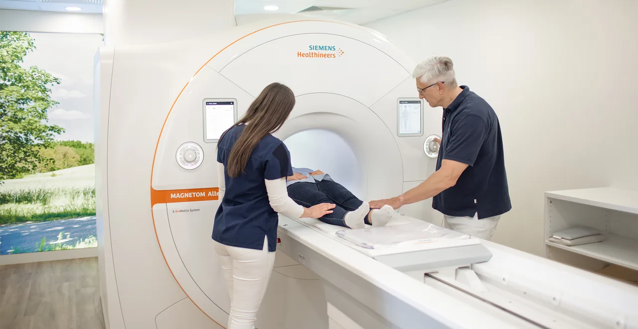 Patientin wird am weiten 70-cm-Tunnel des MRT gelagert.